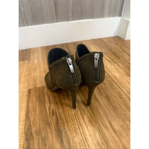 Christian Siriano Faux Suede Laser Cut Pump Army Green Size 9 - Picture 3 of 5